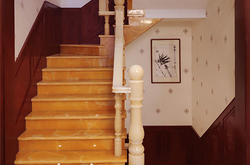 龙文中式别墅室内汉白玉石楼梯的定制安装装饰效果