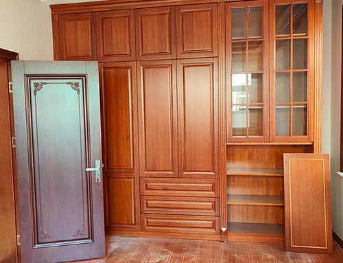龙文中式家庭装修里定制的实木衣柜效果图